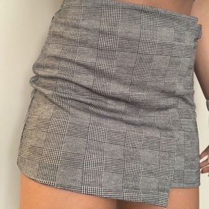 Asymmetric skirt